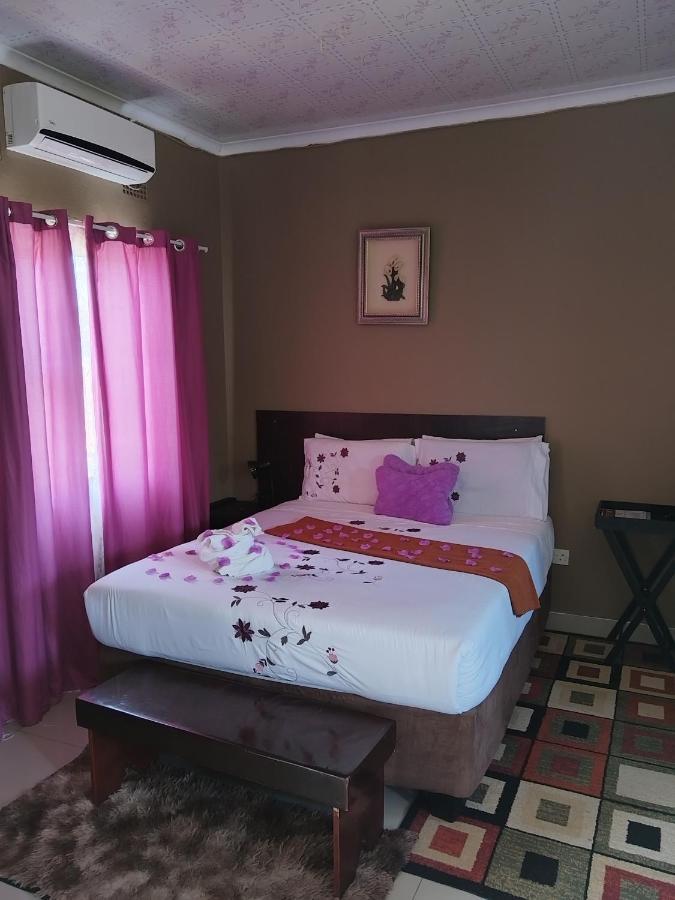 Looks Cottages Self Catering Apartments Kasane Buitenkant foto