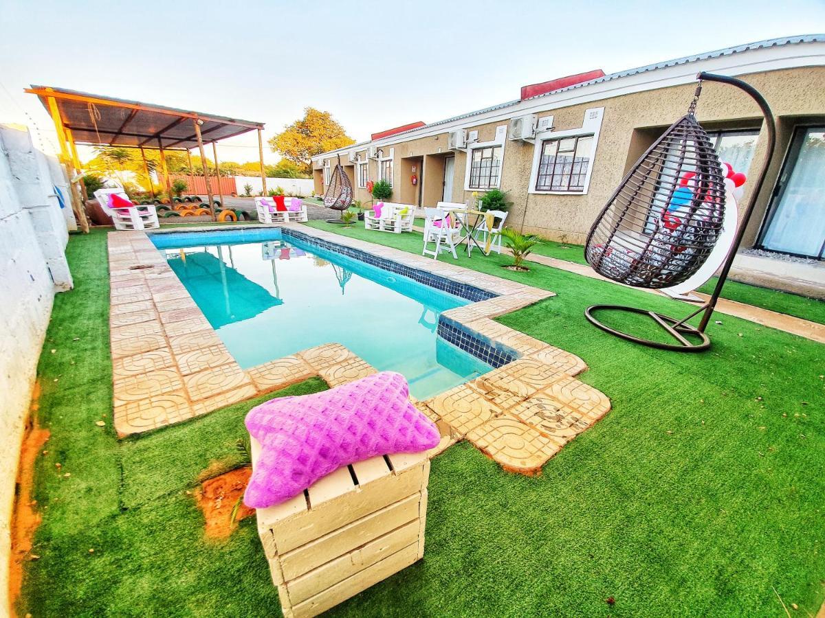 Looks Cottages Self Catering Apartments Kasane Buitenkant foto
