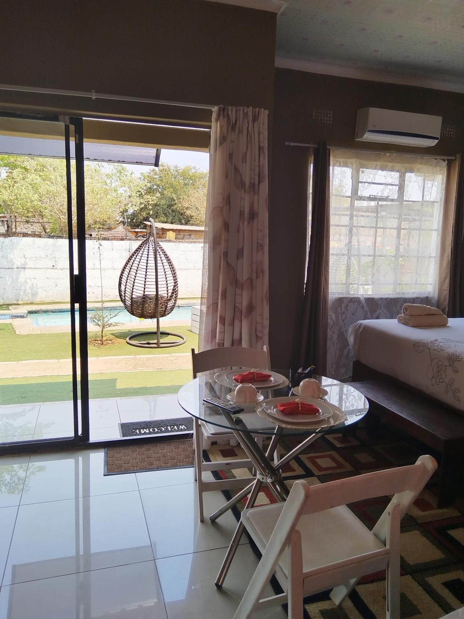 Looks Cottages Self Catering Apartments Kasane Buitenkant foto