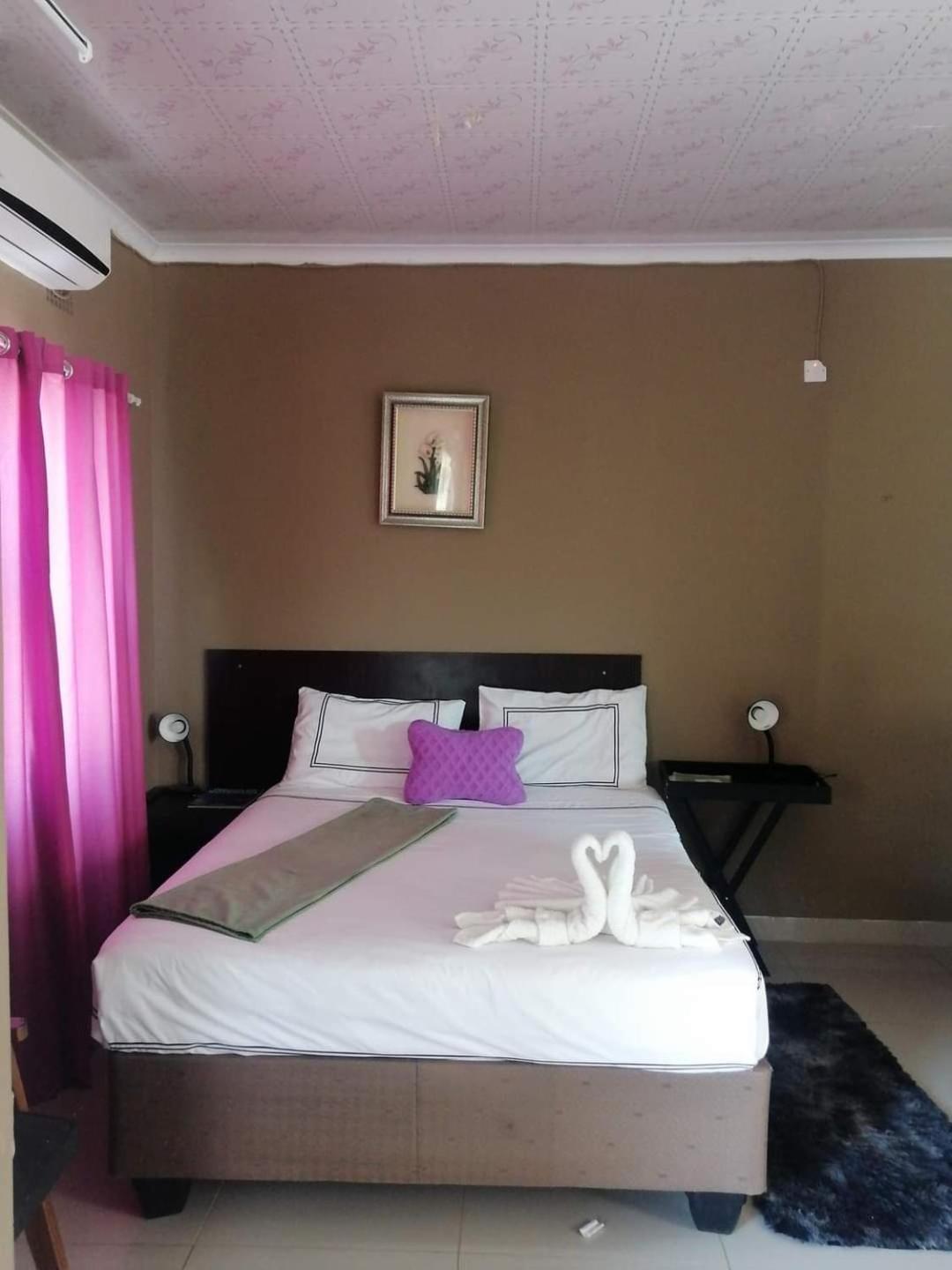 Looks Cottages Self Catering Apartments Kasane Buitenkant foto