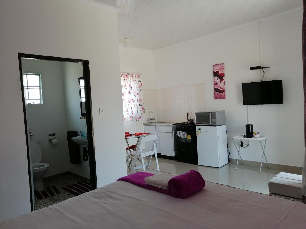 Looks Cottages Self Catering Apartments Kasane Buitenkant foto