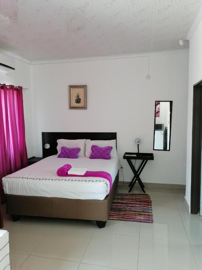 Looks Cottages Self Catering Apartments Kasane Buitenkant foto